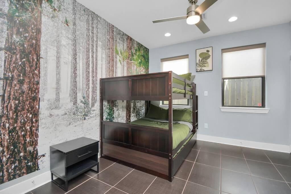 Skyline Views - Sleeps 10 Home Near Downtown هيوستن المظهر الخارجي الصورة