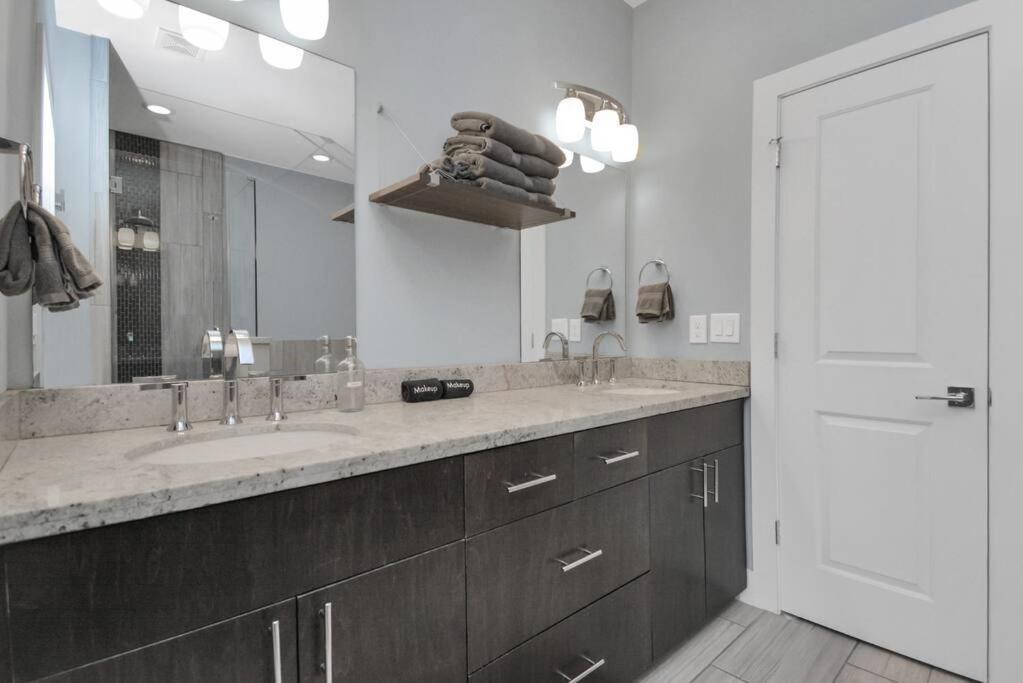 Skyline Views - Sleeps 10 Home Near Downtown هيوستن المظهر الخارجي الصورة