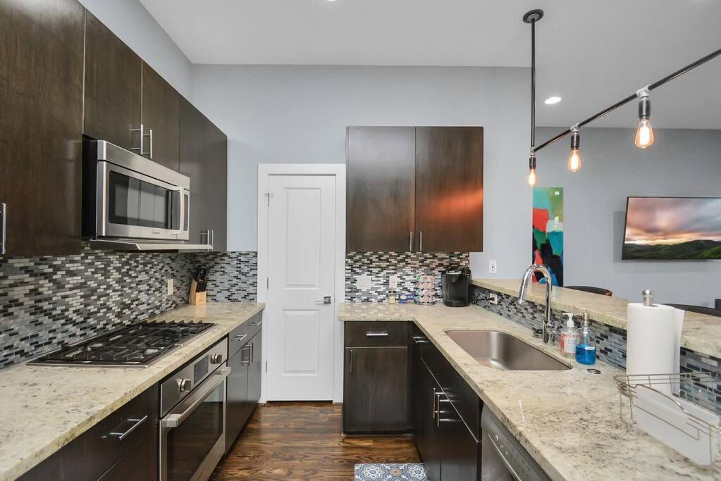Skyline Views - Sleeps 10 Home Near Downtown هيوستن المظهر الخارجي الصورة