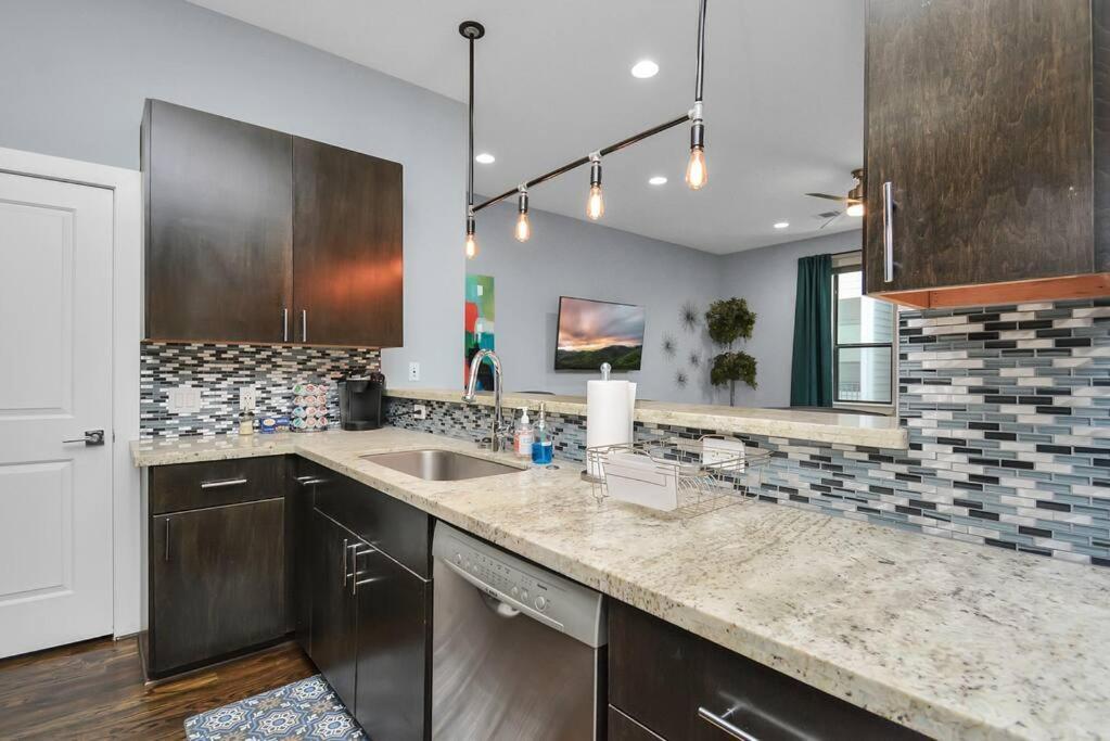 Skyline Views - Sleeps 10 Home Near Downtown هيوستن المظهر الخارجي الصورة