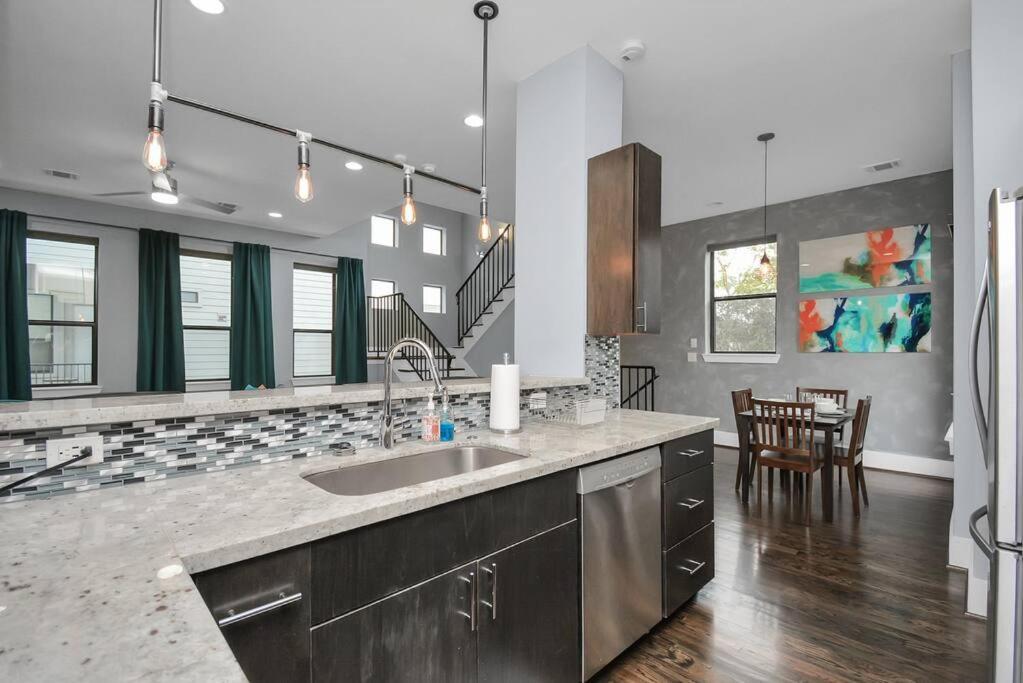 Skyline Views - Sleeps 10 Home Near Downtown هيوستن المظهر الخارجي الصورة