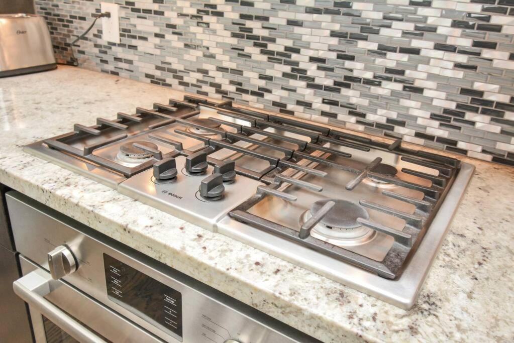 Skyline Views - Sleeps 10 Home Near Downtown هيوستن المظهر الخارجي الصورة
