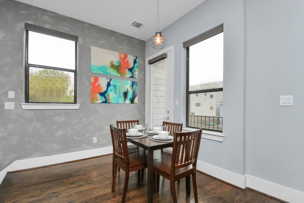 Skyline Views - Sleeps 10 Home Near Downtown هيوستن المظهر الخارجي الصورة