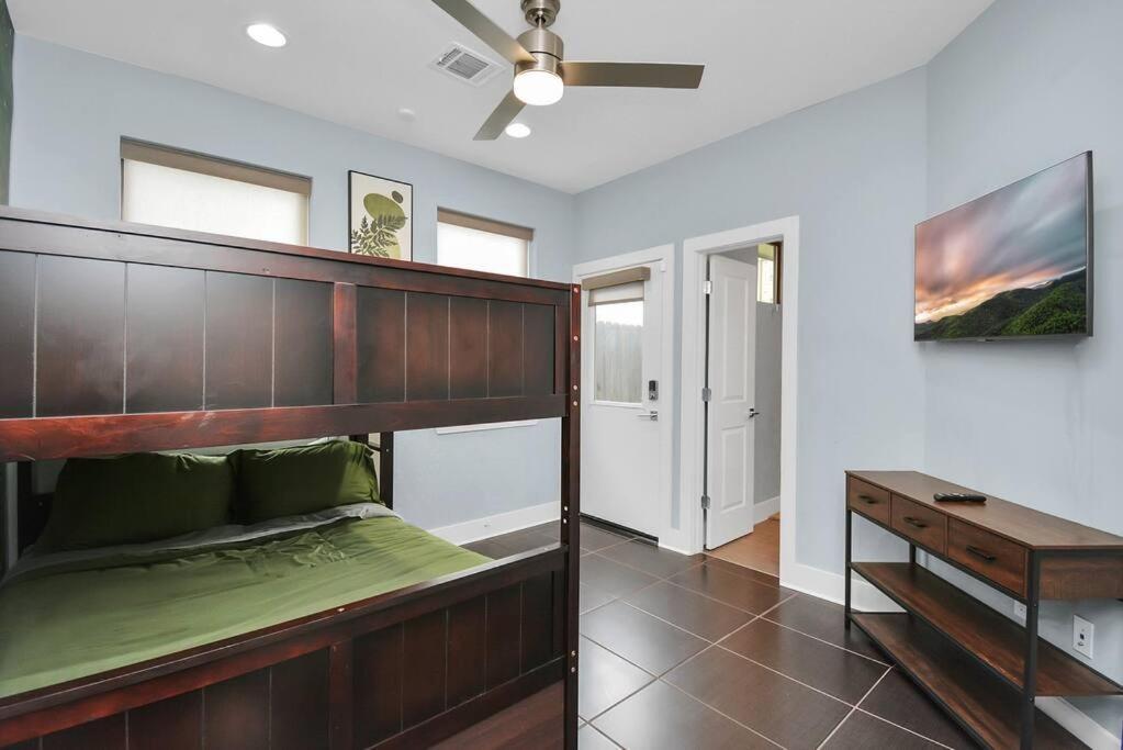 Skyline Views - Sleeps 10 Home Near Downtown هيوستن المظهر الخارجي الصورة