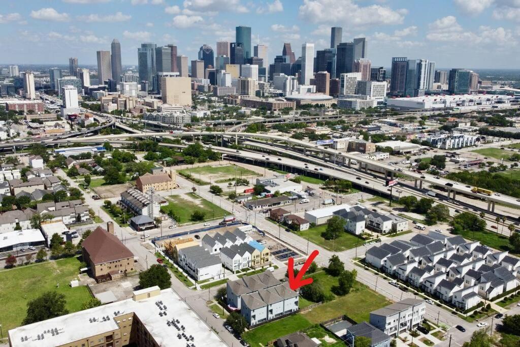 Skyline Views - Sleeps 10 Home Near Downtown هيوستن المظهر الخارجي الصورة