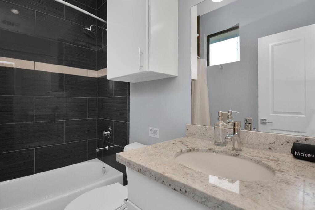 Skyline Views - Sleeps 10 Home Near Downtown هيوستن المظهر الخارجي الصورة